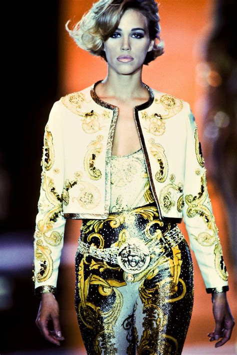 abiti da sera corti anni 90 versace|Gianni Versace Couture, fine anni '90, abito senza schienale.